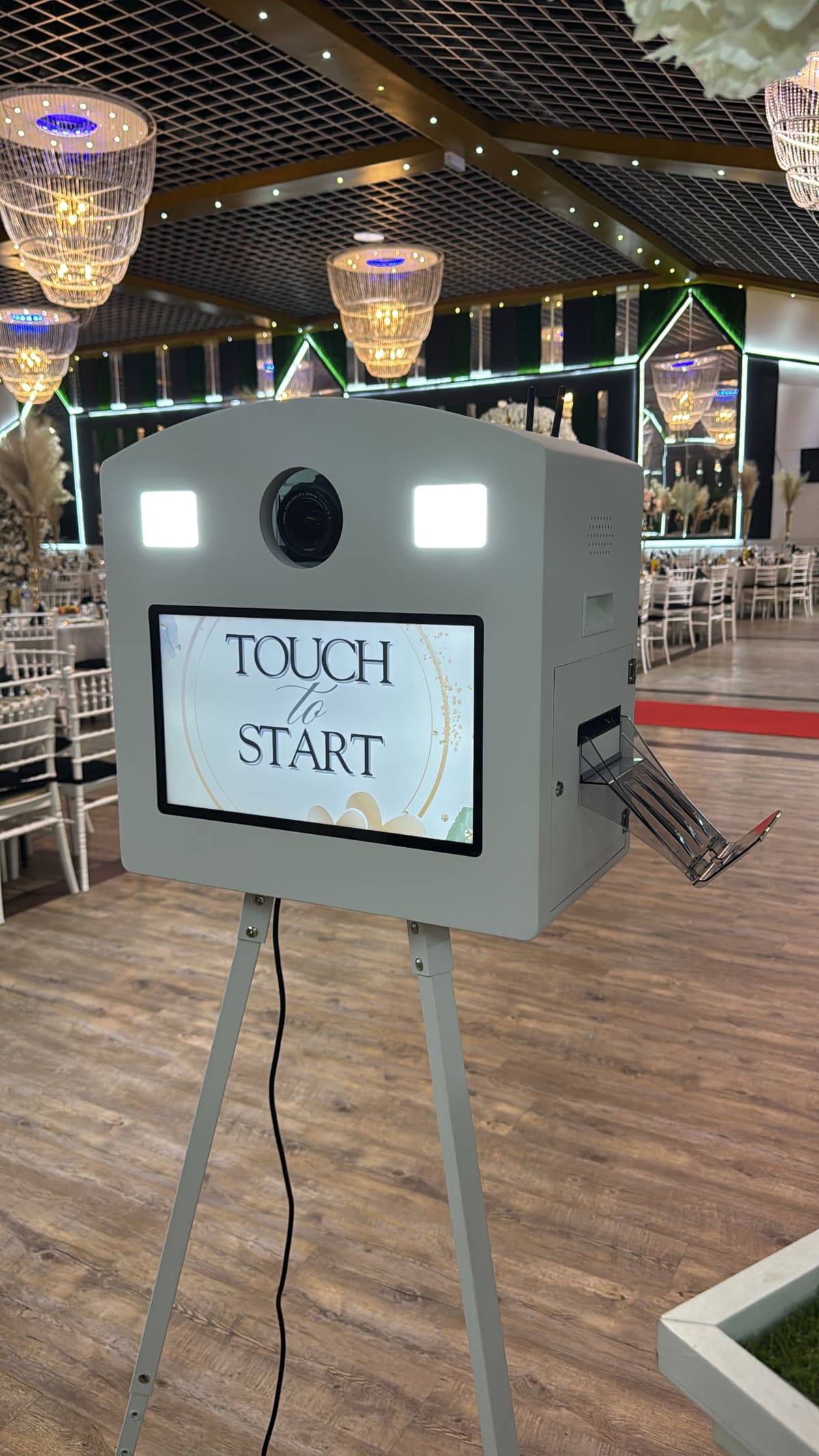 Die Fotobox auf ihrem Stativ im festlich gedeckten Saal